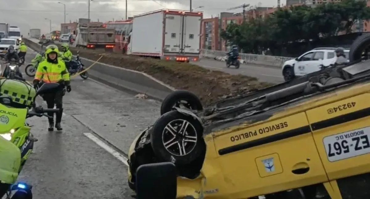Un taxi terminó volcado en la avenida Ciudad de Cali con calle 13 tras fuerte choque con una camioneta. Autoridades atienden la emergencia en Fontibón.