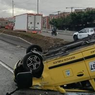 Un taxi terminó volcado en la avenida Ciudad de Cali con calle 13 tras fuerte choque con una camioneta. Autoridades atienden la emergencia en Fontibón.