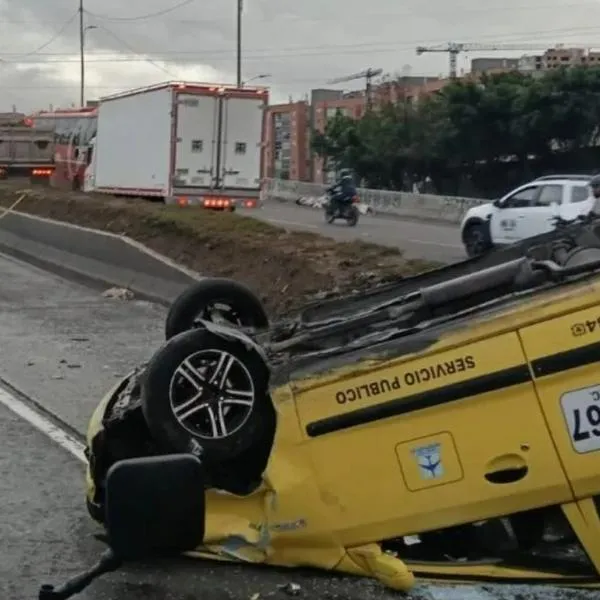 Un taxi terminó volcado en la avenida Ciudad de Cali con calle 13 tras fuerte choque con una camioneta. Autoridades atienden la emergencia en Fontibón.