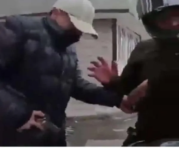 Video muestra cómo 3 hombres rodearon y robaron a un motociclista en Bogotá