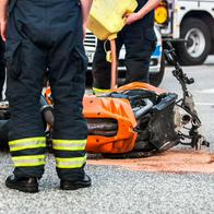 Accidente de bus escolar con motocicleta en Bogotá dejó un muerto y niña herida