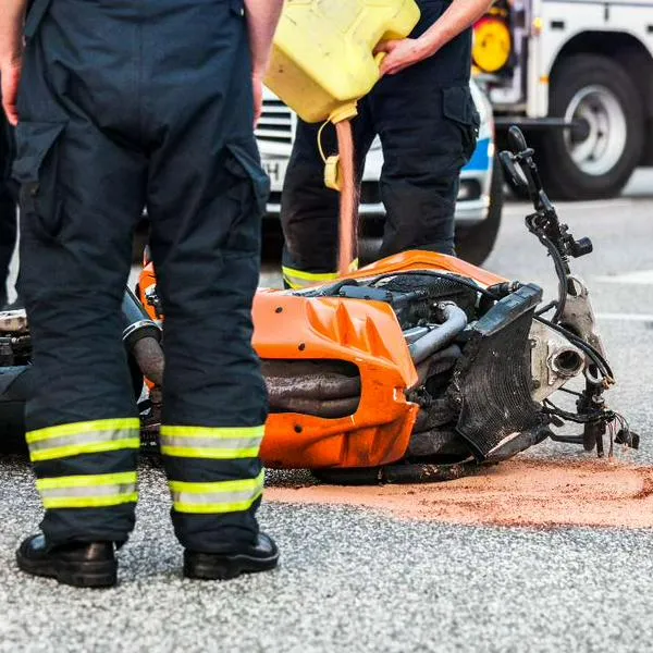 Accidente de bus escolar con motocicleta en Bogotá dejó un muerto y niña herida