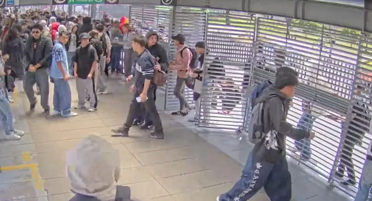 Una masiva 'colatón' se registró en la estación Madelena de TransMilenio. Cerca de 60 personas ingresaron sin pagar para luego bloquear vías en Bogotá.