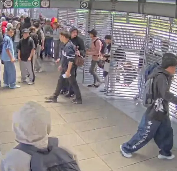 Una masiva 'colatón' se registró en la estación Madelena de TransMilenio. Cerca de 60 personas ingresaron sin pagar para luego bloquear vías en Bogotá.