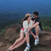 Sebastián Villalobos y su pareja