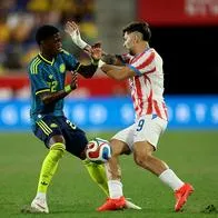 Yáser Asprilla y Julio Enciso en el partido de Colombia vs. Paraguay