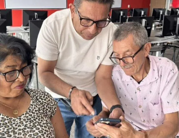 Con participación de 18 pensionadas, pensionados y sus cuidadores, inició Programa de Alfabetización Digital del FONCEP 