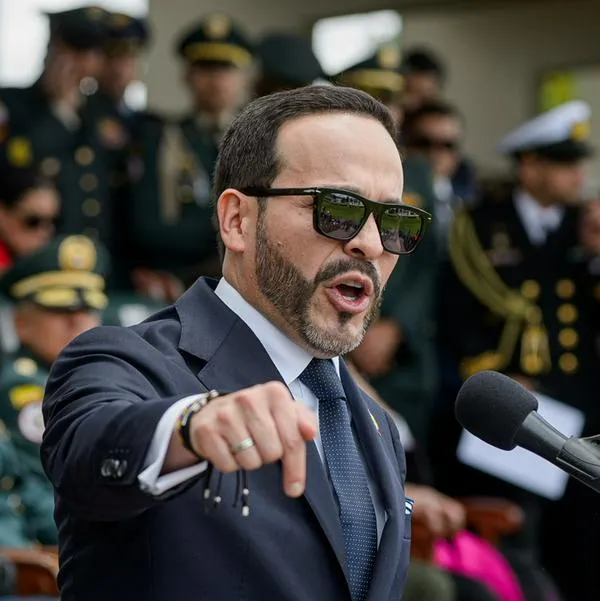 Funcionario despedido por De la Espriella, investigado por contrato grande