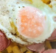 Salchipapa estrellada: receta fácil con huevo frito para hacer en casa