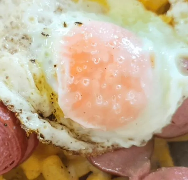 Salchipapa estrellada: receta fácil con huevo frito para hacer en casa