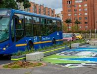 Frente a la Clínica Colombia, Bogotá recupera bahías para los peatones y rinde homenaje al personal médico 