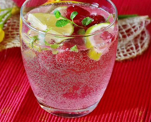 ¿Cuál es la diferencia entre el agua con gas y la soda y cuál comprar?