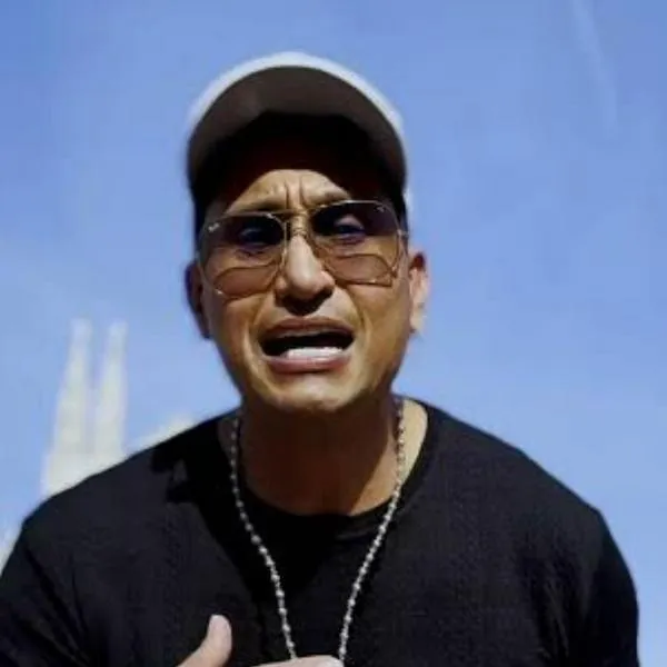 Conoce los detalles y las primeras imágenes del grave accidente de tránsito que sufrió el cantante vallenato Hebert Vargas y su agrupación en Ecuador. 