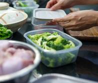 Trucos para lavar y desinfectar las cocas del almuerzo y eliminar olores