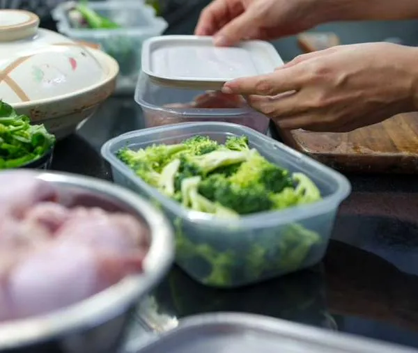 Trucos para lavar y desinfectar las cocas del almuerzo y eliminar olores