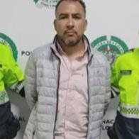A la izquierda, el sujeto que atacó con un martillo a Karina Rincón (derecha), en Bogotá