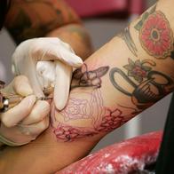 Medicina Legal confirmó que la muerte de Yenifer García tras un tatuaje a domicilio en Bogotá fue clasificada como homicidio. La investigación sigue. 