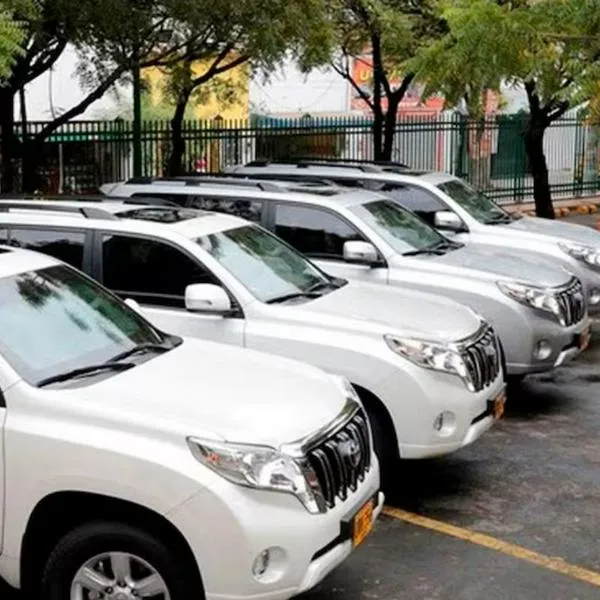 Indignación en Bogotá por un contrato de 75 millones que incluye el lavado de camionetas blindadas de los concejales a pesar de sus altos sueldos.