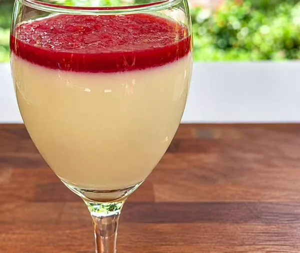 Panacota de tomate y crema de leche, el postre diferente que te va a sorprender