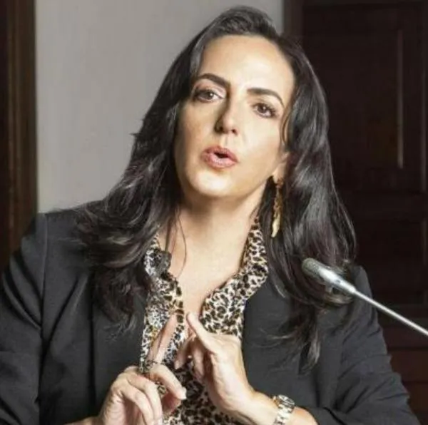El partido fundado por Rodolfo Hernández pasó a llamarse Partido Republicano, oficializó su giro a la derecha y sumó a sus filas a la exsenadora Cabal. 