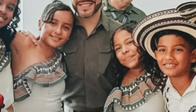 Abelardo de la Espriella quedó encantado con niños vallenatos con los que cantó ‘Así me hizo Dios’ y les dedicó este mensaje