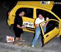 Taxista golpeó a mujer y no lo han identificado: revelan lo que se sabe del caso
