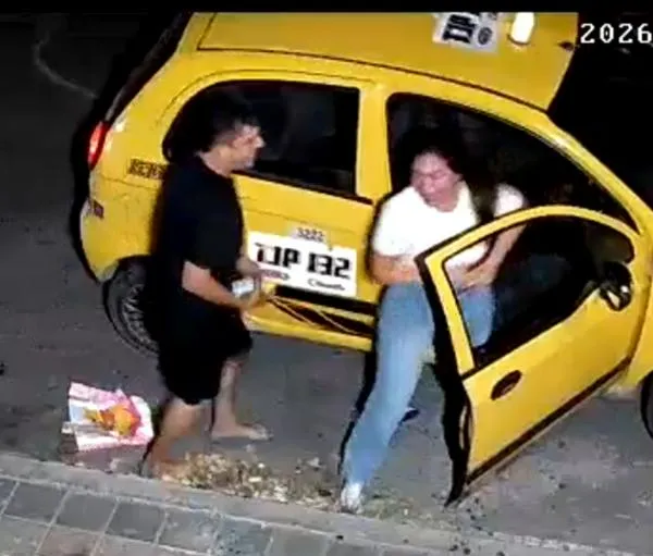 Taxista golpeó a mujer y no lo han identificado: revelan lo que se sabe del caso