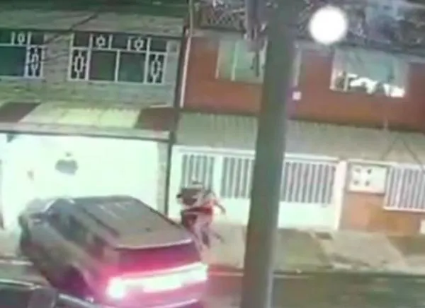 Quedó en video: El angustiante momento que vivió una familia en Bogotá