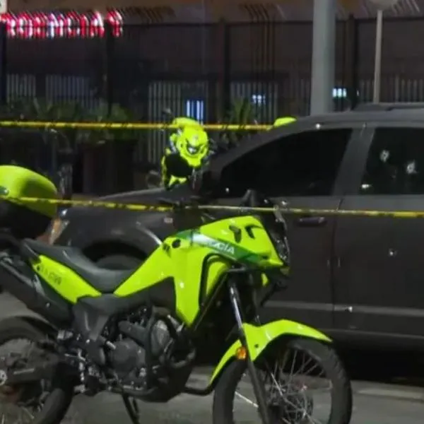 Dos delincuentes muertos dejó un intento de robo en Puente Aranda, Bogotá. Los asaltantes atacaron a un conductor que resultó ser un comando de la Policía.