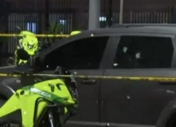 Intentaron robar carro a policía de fuerzas especiales y se armó una balacera