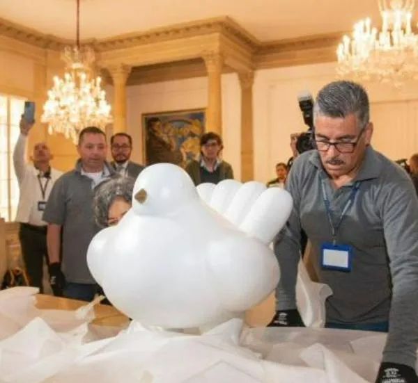Una estudiante que intentaba tomarse una selfie derribó la escultura 'La Paloma de la Paz' de Fernando Botero, haciéndola caer del tercer al segundo piso. 