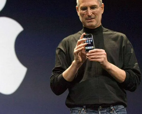 A 15 años de la muerte de Steve Jobs: el club donde nació Apple, según su biografía