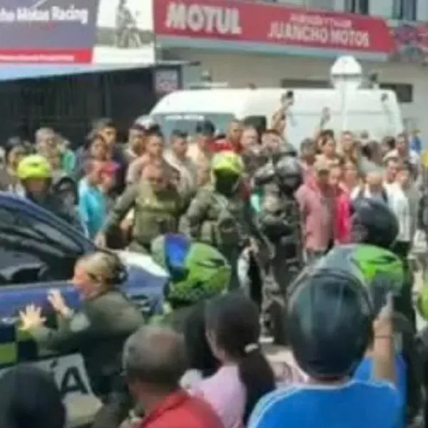 Un atentado con explosivos contra una patrulla de la Policía en Popayán dejó al menos dos uniformados heridos cerca de la cárcel de mujeres.