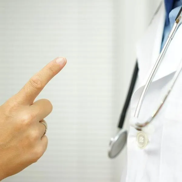 Un médico de Metrosalud en Medellín fue agredido por un paciente y su familia, quienes estaban inconformes con la rapidez con la que le salvaron la vida. 