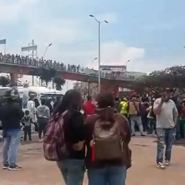 Bloqueo de bicitaxistas en AutoSur de Bogotá causa cierre en Transmilenio y caos