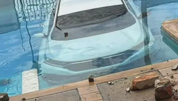 Así fue la maniobra para sacar camioneta que terminó dentro de una piscina en Valledupar; el detalle que pocos vieron