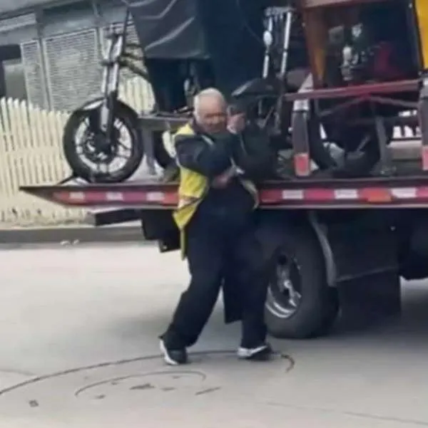 Adulto mayor en Bogotá aferrado a su bicitaxi con grúa en movimiento: hay video