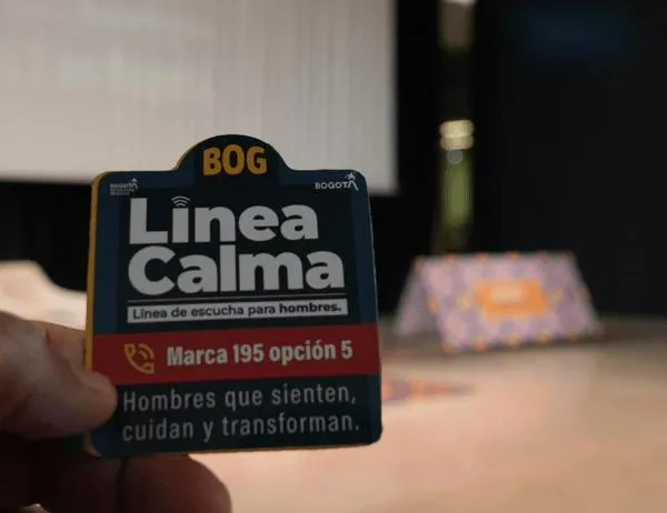 Bogotá reactiva la Línea Calma, un espacio para que los hombres expresen sus emociones 