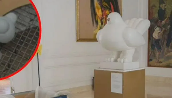 Visitante quiso tomarse una foto y terminó causando la caída de la Paloma de la Paz, del maestro Fernando Botero