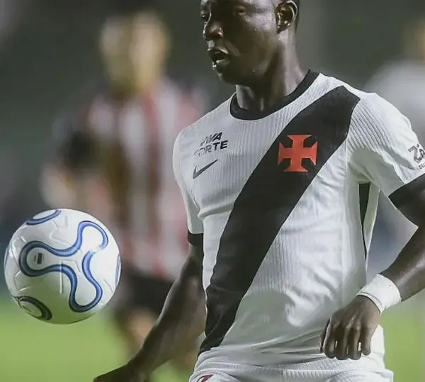 Marino Hinestroza, con nota alta en triunfo de Vasco da Gama sobre Botafogo; "aportó profundidad"