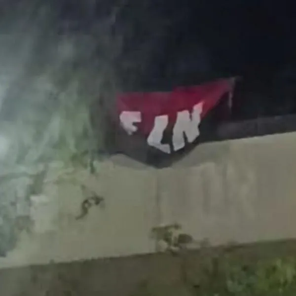 La Policía Metropolitana de Barranquilla acordonó la avenida Murillo tras el hallazgo de una bandera del ELN y un cilindro sospechoso.