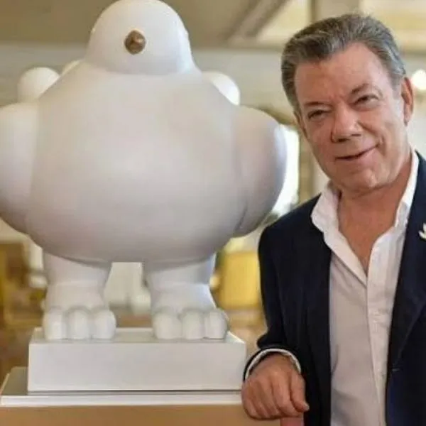 Martín Santos aprovechó la caída de la escultura 'La paloma de la paz' de Fernando Botero en el Museo Nacional para criticar la política de paz de Petro. 