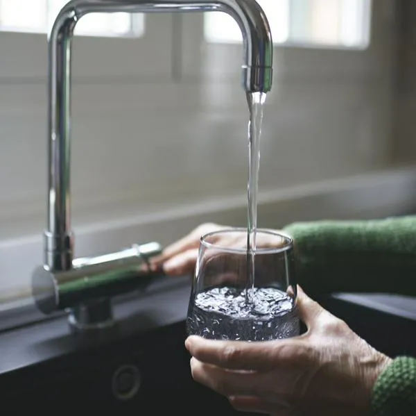 Recibo del agua bajó para miles: estos son los hogares que lo tendrán