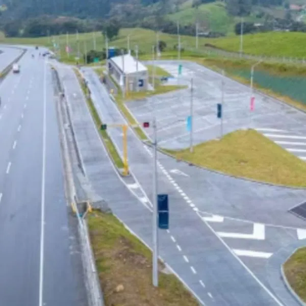 Las fuertes lluvias provocaron la caída de un árbol y redes eléctricas en Melgar, afectando la movilidad en la vía Bogotá-Girardot.