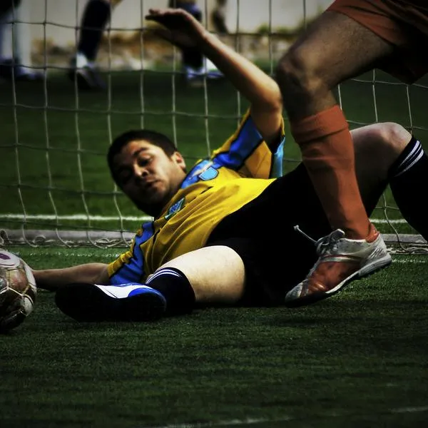 Combo de fútbol: canilleras y tobilleras de soporte por menos de 75.000 pesos