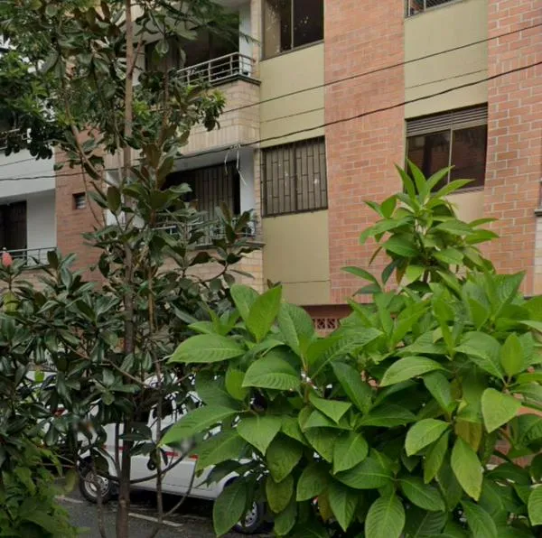 Un ciudadano estadounidense de 78 años fue hallado sin vida dentro de un apartamento en Envigado. El cuerpo presentaba signos de violencia.