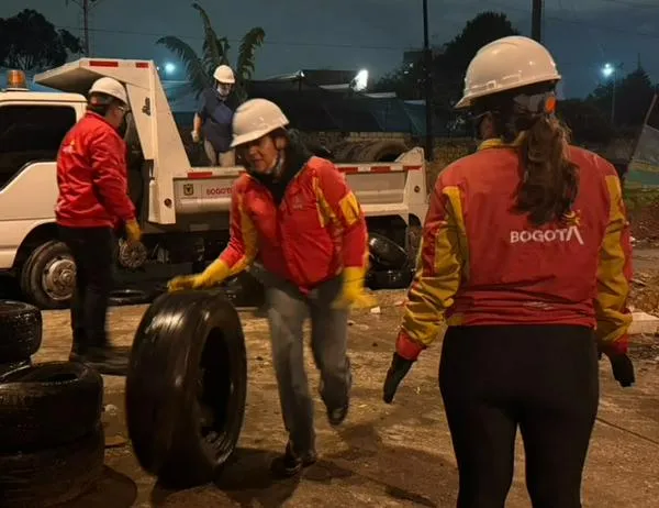 Bogotá retiró 111 llantas del espacio público durante jornada nocturna de recuperación y limpieza en Los Mártires 