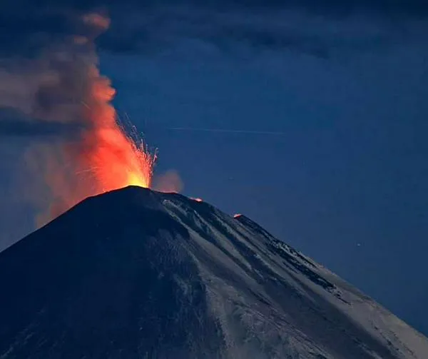 En video: un satélite captó la primera erupción de un volcán ruso en casi 500 años