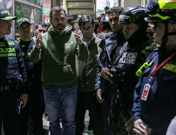 Alcalde Galán lideró operativo de inspección, vigilancia y control contra el hurto de celulares en San Victorino 