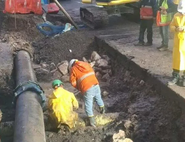 Operarios del Acueducto de Bogotá trabajan en reparación de tubería de la carrera 7 con calle 123 